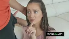 Jouer Stepdad Juan Largo non può resistere al fascino maturo di Young Gia Paige - Sesso per adolescenti tabù