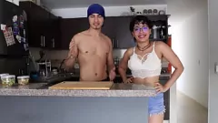 Jouer Latina Petite Veronika Bakes Hallacas e succhia il cazzo di Henry