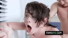 Afspelen Petite brunette tiener Athena Rayne kan de harde lul van Stepbrother niet weerstaan