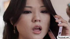 Jouer La ragazza asiatica ottiene un intenso trans cazzo dalla moglie