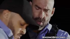Jouer Hunk impuissant a attiré le gang extérieur de Sebastian: une rencontre brute