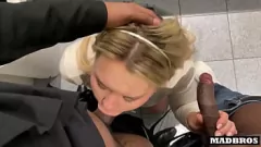 Redare Gagica britanică a șefului devine obraznică cu BBC în toalete și lift