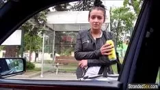 Abspielen Der pinke Bikini-Tramper fickt den Fahrer