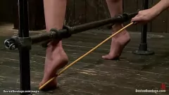 Oynat Redhead Lezbiyen itaatkâr deneyimleri BDSM Dungeon'da kaba parmak ve teneke