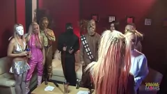 Afspelen Kostuumfeest verandert in wilde groepsseks orgie met MILF's in kousen