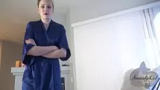 Abspielen Sie kommt nur in einer Robe und ist ein bisschen schüchtern