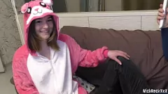 Redare Doi studenți lesbieni pervertiți nu pot rezista cocoșului profesorului mare: sex dur și dur în campus!