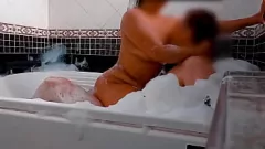 Abspielen Big Tits Latina Nachbar erfüllt die Whirlpool -Fantasie mit Big Dick