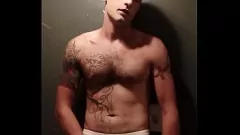 Afspelen Zwoele blanke man met tatoeages en massieve pik in lingerie - solo masturbatie