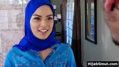 Abspielen Dampfiger Dreier mit muslimischem Mädchen wird intensiv - Maya Bijou