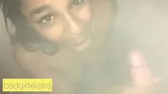 تشغيل جلسة دش مشبع بالبخار مع عاهرة الهواة الهندية