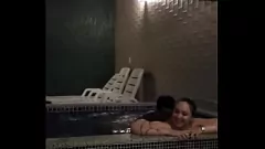Reproduzir A estrela pornô adolescente peituda Alessandra Maia é criticada na banheira