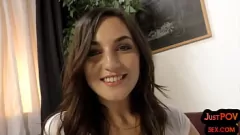 Afspelen POV-actie: Brunette model berijdt lul na een stomende stripshow
