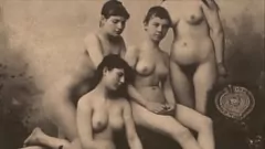 Redare Descoperiți viața secretă a unei bunici vintage cu păsărică păroasă în această experiență retro Milf