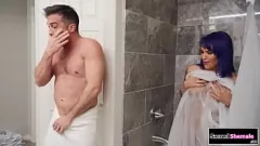 Abspielen Foxxy, die Latina-Shemale, wird in einer wilden Betrugsszene vom Ehemann ihres Stiefsohns ohne Gummi gefickt